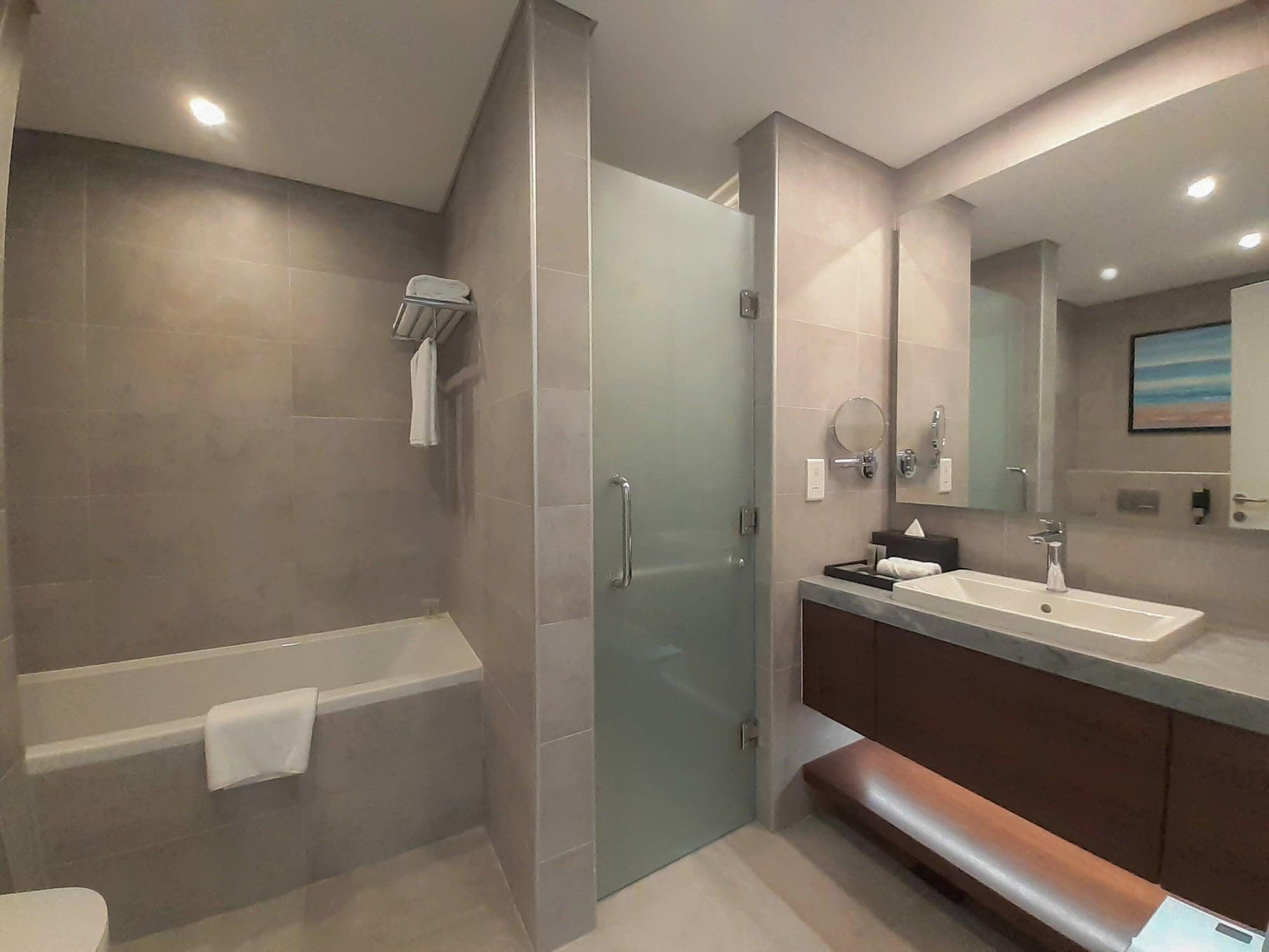 Somerset West Bay Doha Exterior photo Bathroom
